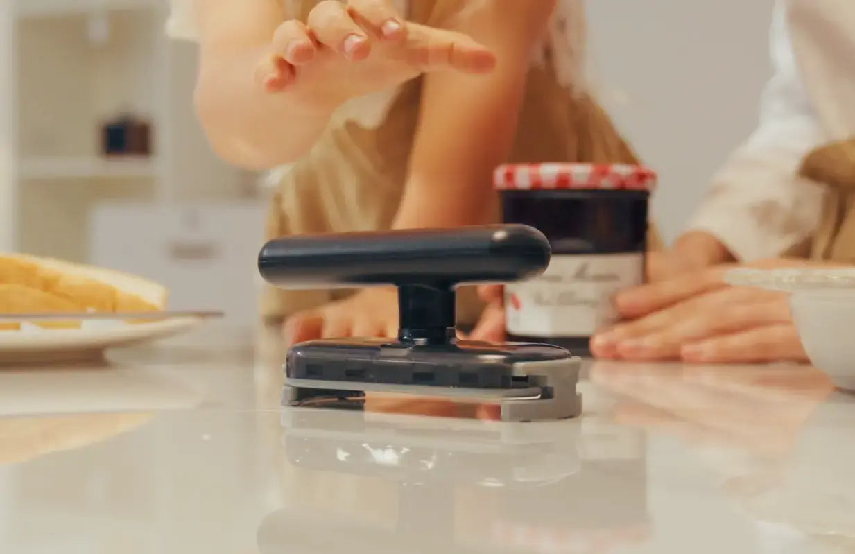 Cap Crack Universal Jar & Bottle Opener